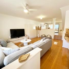 The Scarborough Beach House - Walk to the beach!, отель в Перте