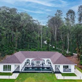 Stayvista at Mudra Manor 4BR - Coffee Estate Comp Breakfast Big Heated Pool, hotel i Madikeri