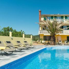 Crowonder Sun&Fun Holiday House with Large Swimming Pool, Playroom and Garden, hotel din Bibinje
