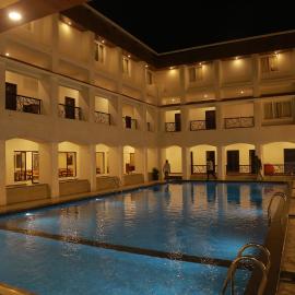 THE RIVIERA, hotell i Theni