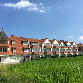 HAUS USEDOM Ferienwohnanlage mit Frühstücks-Restaurant gegenüber im Seeschlösschen