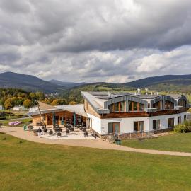 Grund Resort Golf and Ski, ξενοδοχείο σε Mlade Buky
