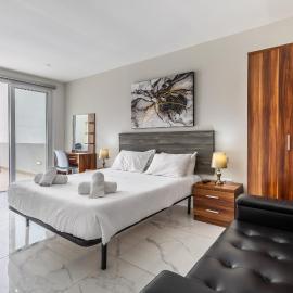 Studio Penthouse with kitchenette and side seaview at the new Olo living, hotel a Paceville