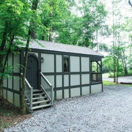 Tiny Home Cottage Near the Smokies #6 Greta, מלון בסביירוויל