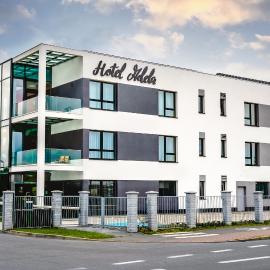 Hotel Adela، فندق في مييلتس