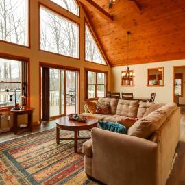 Lakefront Poconos Family Home w/ Pool Access, hotelli kohteessa Pocono Lake