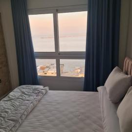 شقة فاخرة مكيفة تري البحر مباشرة, hotel a Alexandria
