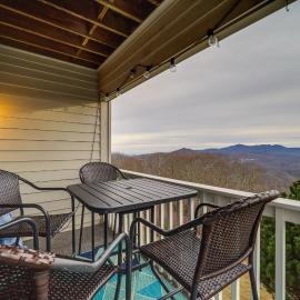 Cozy Condo w/ Balcony & Views in Beech Mountain!, hotel a Beech Mountain