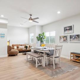 Incredible Value for 12 guests, New 3BR Home by Disneyland, Knott's, Beach, hotel a Midway City