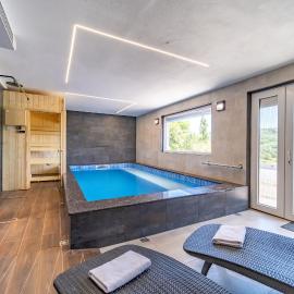 Riverside house with pool jacuzzi and sauna in Croatia, hotell i Zabljak