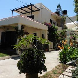 Julies Apartments, hotel in Kokkini Khanion