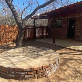 Vlakkieskraal FarmStay - Bosvark Cabin, hotel em Bela-Bela