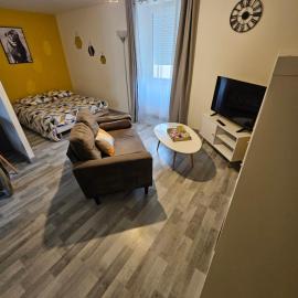 Appartements entiers proche Aéroport - ZAC Chesnes - CNPE du Bugey Check-In 24h7J, hotel a Satolas-et-Bonce