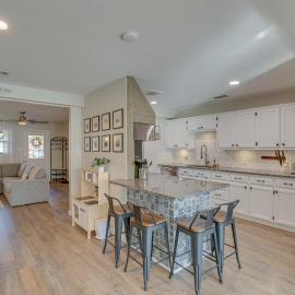 Game Room & Fire Pit: Family-Friendly Aubrey Home, hotell i Aubrey