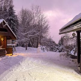 Dwarfs cabin overlooking Julian Alps near Bled, hotel in Jesenice