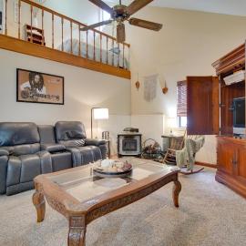 Tahlequah Duplex w/ Screened-in Porch & Fire Pit!, hotel in Tahlequah