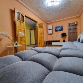 Apartment напротив Дворца Спорта на Назарбаева 1, hotel in Ustʼ-Kamenogorsk