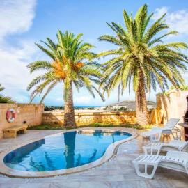 5 Bedroom Farmhouse with Private Pool & Views, hotelli kohteessa Għarb