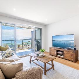 The Shoal, 508, Bullecourt St - stunning views, air con, lift and Wi-Fi, hotel in Shoal Bay