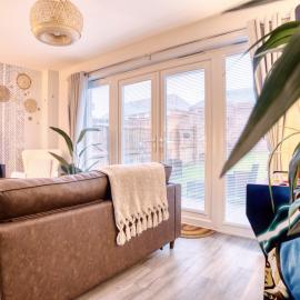 Leeds 4-bed house - hot tub, parking & games
