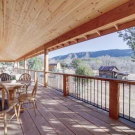 'Lavender Lodge' Mountain-View Pine Cabin w/ Deck, hotel u gradu Pine