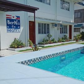 Bernis Hostel: Moalboal şehrinde bir otel