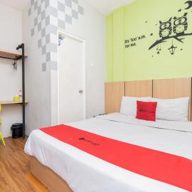 RedDoorz @ Darmo Surabaya, hotel din Dinojo