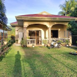 Regina's Vacation House, hotel sa Tayud