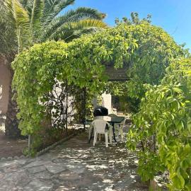 Appartement en rez de villa, hotell i Aregno