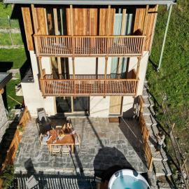 Modern chalet with hot tube, hotel a Campo