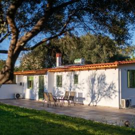 House by the sea, hotel in Aigio