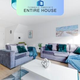 Modern 4 Bedroom House With Parking in Farnham Royal, Slough By 360stays