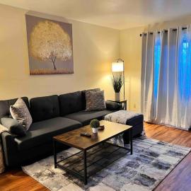 Beautiful 2BR Apartment. Black-out Curtains, hotel sa Peoria