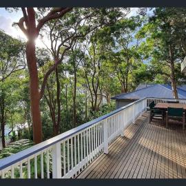 Treetop Retreat Northern Beaches with Stunning Pittwater Bay Views, hotel u gradu Njuport