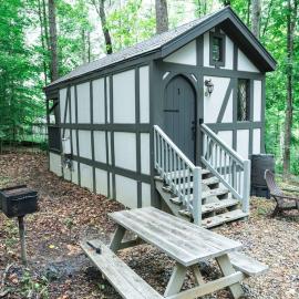 Tiny Home Cottage Near the Smokies #1 Olga, hotel em Sevierville