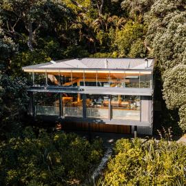 Kawakawa House - Piha Holiday Home, hotel di Auckland