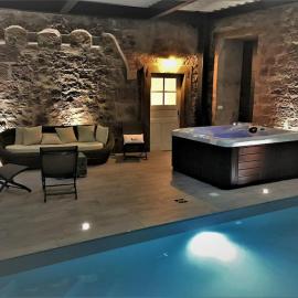Gîte La Tour des Remparts Pool & Jacuzzi، فندق في سافيرن