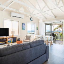 Seahaven - Pet Friendly with Ocean Views- 2 Mins to Beach, hotel in Currarong