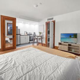 Queen-Bed Studio Near Downtown Hospitals, Hotel in Des Moines