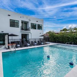 Lux Retreat By Renzzi, hotel in Miami