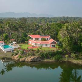 StayVista's Waterway Retreat - Lakeside Oasis with Infinity Pool, hotel em Wada