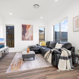 Leppington 5Br house near Woolworths Tran station