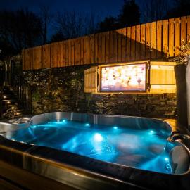 Stunning cottage Grade 2 listed with parking and Hot Tub, hotel in Bowness-on-Windermere