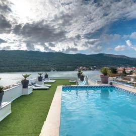 Holidays Roko - Sea View Apartments with Pool, Hotel in Grebaštica
