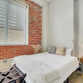 Stunning Downtown Studio with Rooftop Patio
