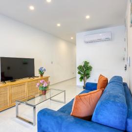 A lovely 2BR APT with comfy living space & balcony by 360 Estates, hotell i Il-Gżira
