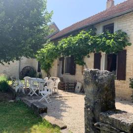 FERME FAMILIALE DANS UN VILLAGE BOURGUIGNON 12 pl 3 nuits minimum, Hotel in Chemin-dʼAisey
