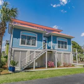 Pristine New Listing! Golf Cart Included in Harbour Key, hotel in Harbor Island