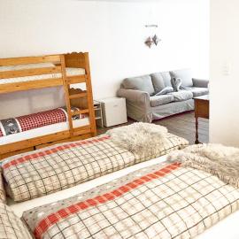 Family room by Interlaken Parking, hotell i Därligen