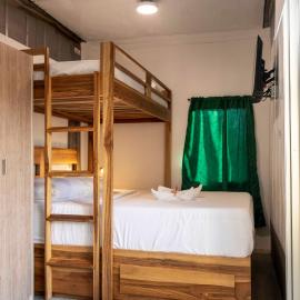 Emi’s Place Container Living, hotel a Uvita